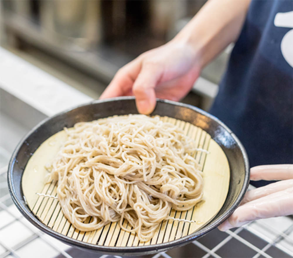 皿に盛りつけた蕎麦の画像